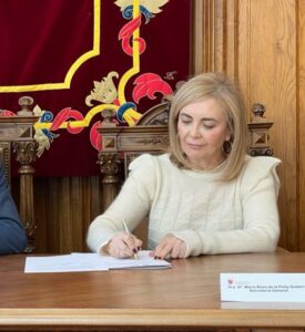 María Rosa de la Peña firmando documentos en el Ayuntamiento de Palencia