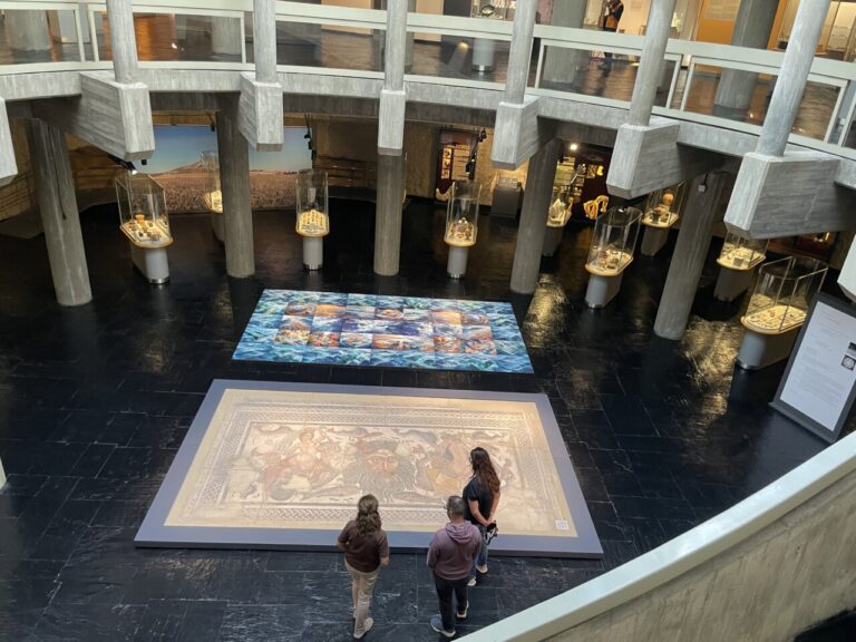 Vista de la exposición de Marina Núñez en el Museo de Palencia con mosaicos