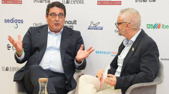 Martín Vega discutiendo sobre la automoción en un evento