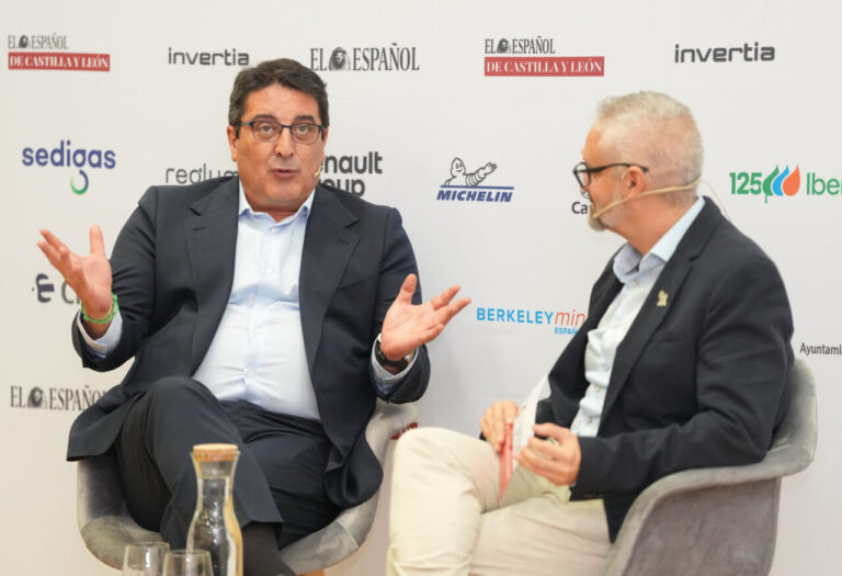 Martín Vega discutiendo sobre la automoción en un evento