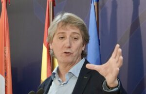 Martínez hablando sobre la Mesa de la Automoción en un evento