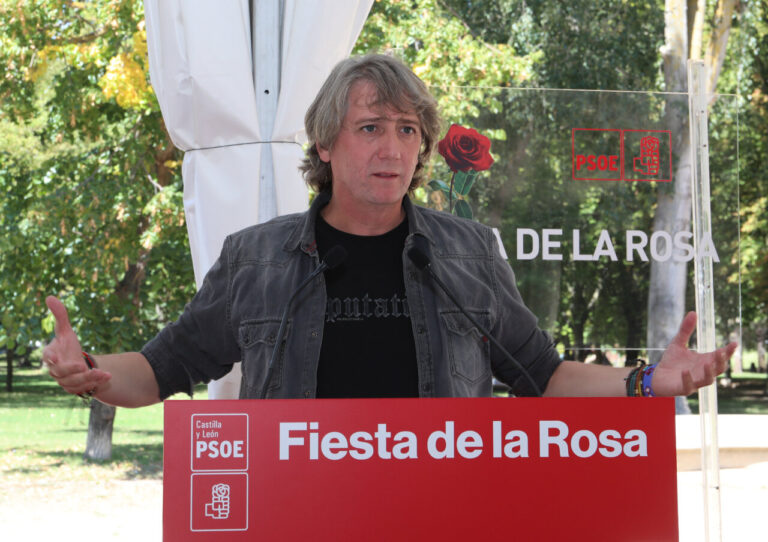 Carlos Martínez hablando en la Fiesta de la Rosa del PSOE en Palencia