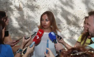 Miriam Andrés hablando con periodistas sobre concentraciones en Palencia