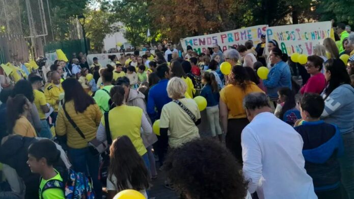 Protesta de familias y alumnos en Dueñas por un nuevo colegio