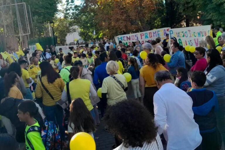 Protesta de familias y alumnos en Dueñas por un nuevo colegio