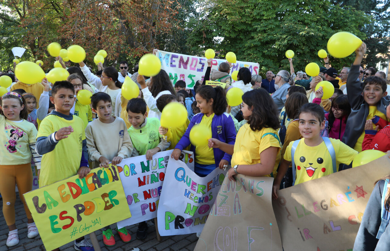Protesta de niños y familias en Dueñas por un nuevo colegio