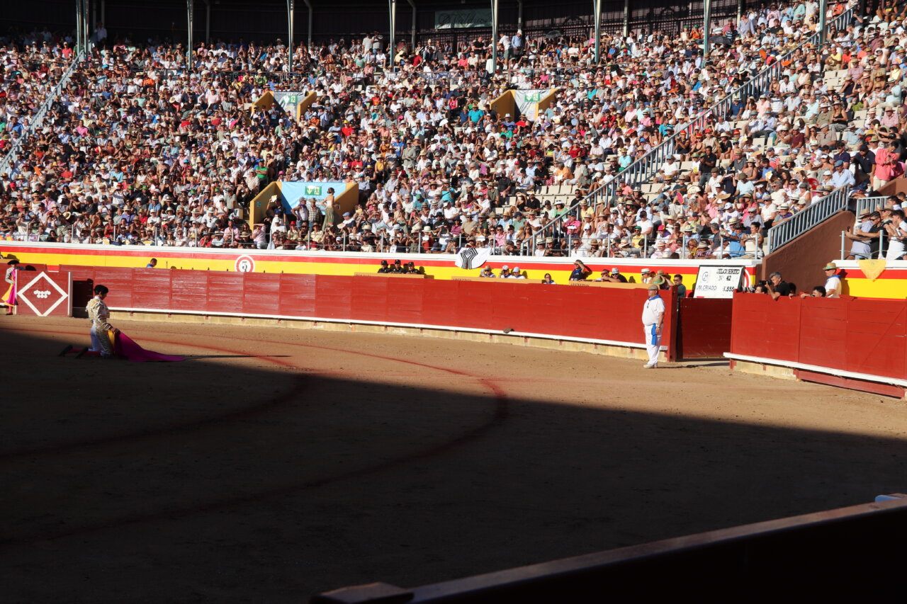Plaza de toros llena durante la feria de Palencia con toreros en el ruedo