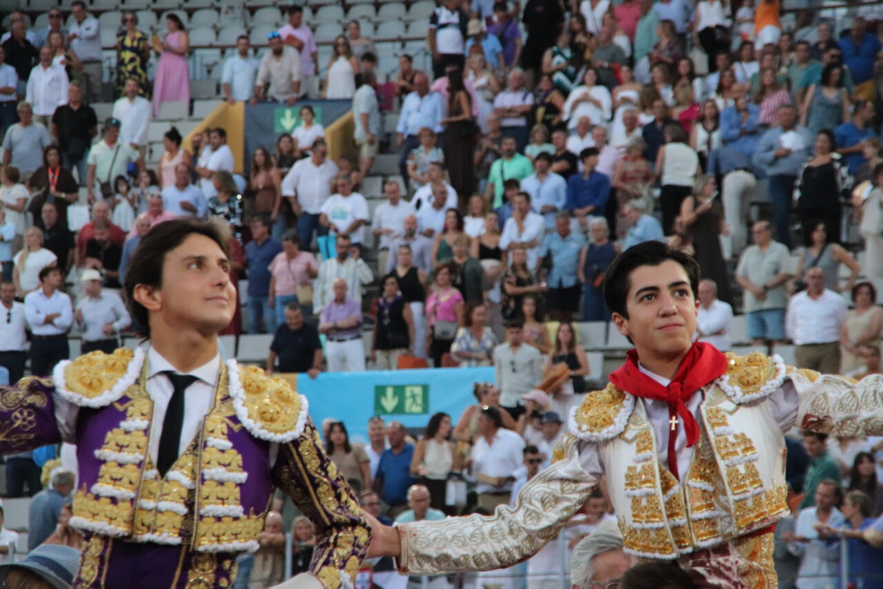 Roca Rey y Marco Pérez celebrando en la plaza de toros de Palencia