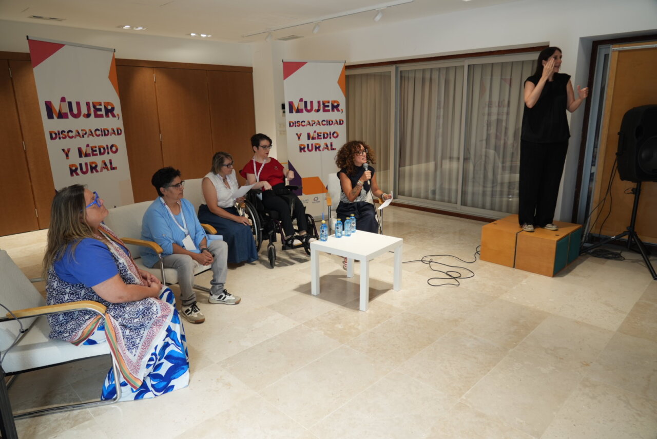 Mesa redonda sobre mujeres con discapacidad en Villamuriel de Cerrato