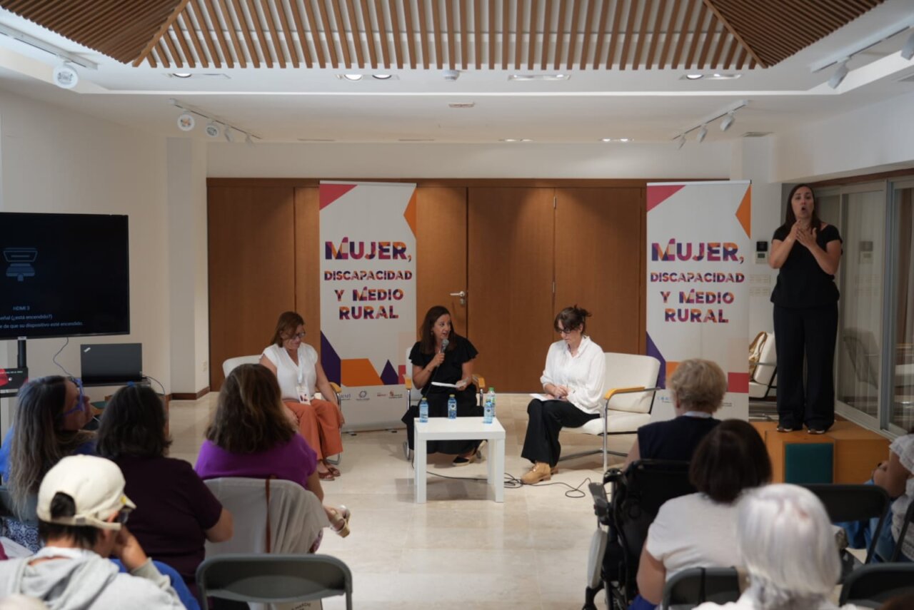 Mesa redonda sobre mujeres con discapacidad en Villamuriel de Cerrato