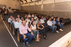 Reunión de representantes de municipios de Palencia en un auditorio