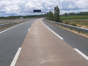 Vista de la autovía A-67 con nuevo asfalto en la zona de Santillana de Campos.