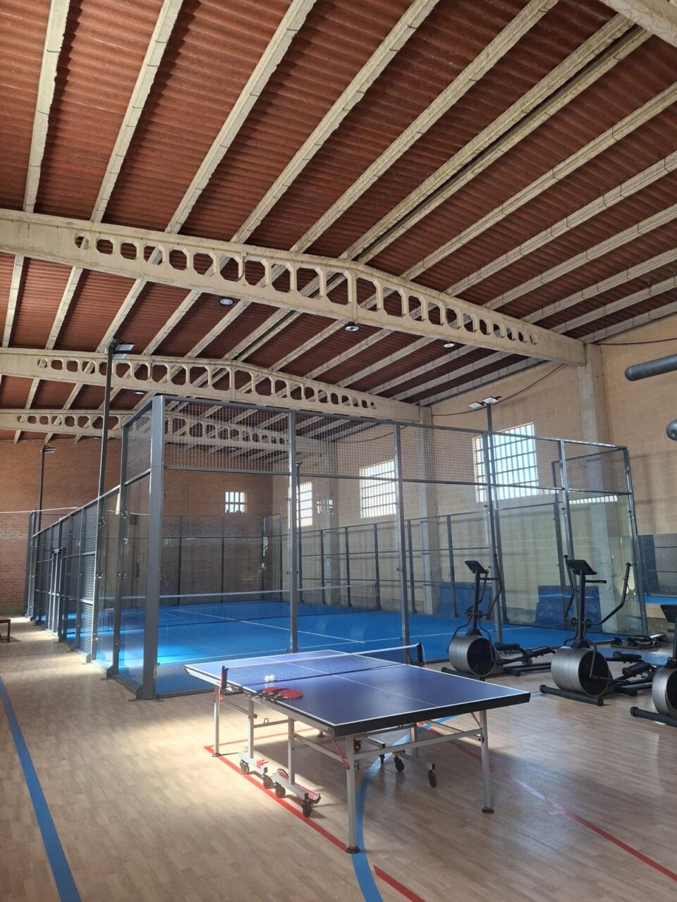 Interior del nuevo gimnasio y pista de pádel en Alar del Rey