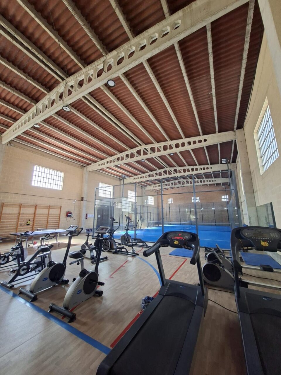 Interior del nuevo gimnasio y pista de pádel indoor en Alar del Rey