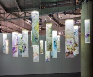 Instalación artística de Inma Emperador con elementos suspendidos en acuarela
