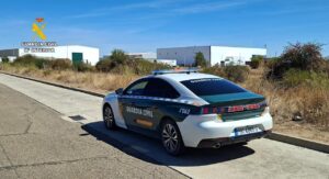 Vehículo de la Guardia Civil en un polígono industrial de Dueñas