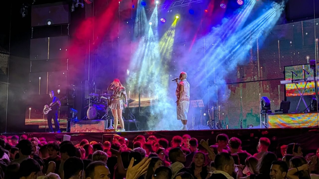 Concierto de orquesta durante las fiestas de Saldaña con luces y público