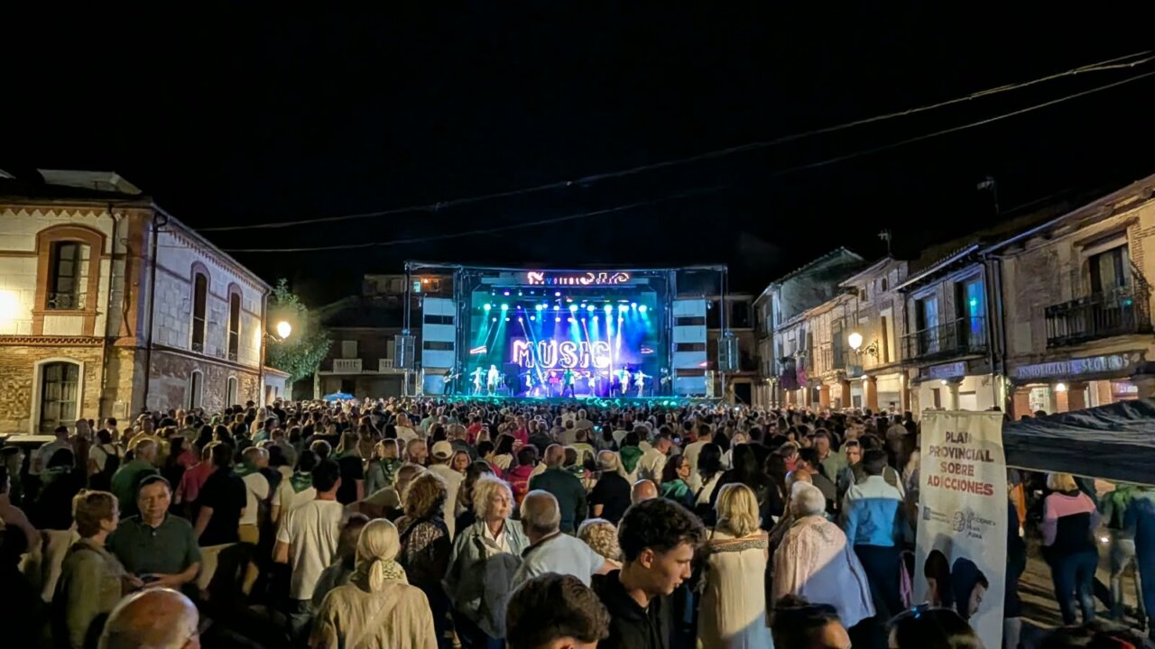 Concierto de orquesta en las fiestas de Saldaña con gran concurrencia.