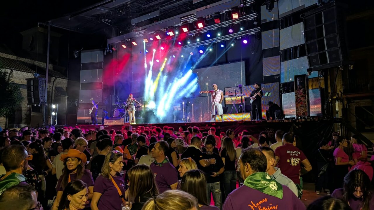 Concierto de una orquesta durante las fiestas de Saldaña con público animado.