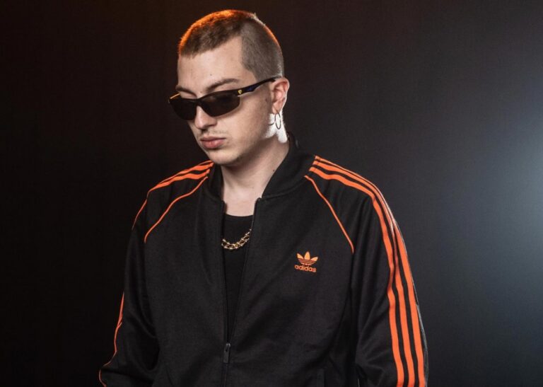 Músico Chicho de Ortiga con gafas de sol y chaqueta negra