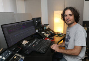 Pablo Cano en su estudio de grabación en Alar del Rey