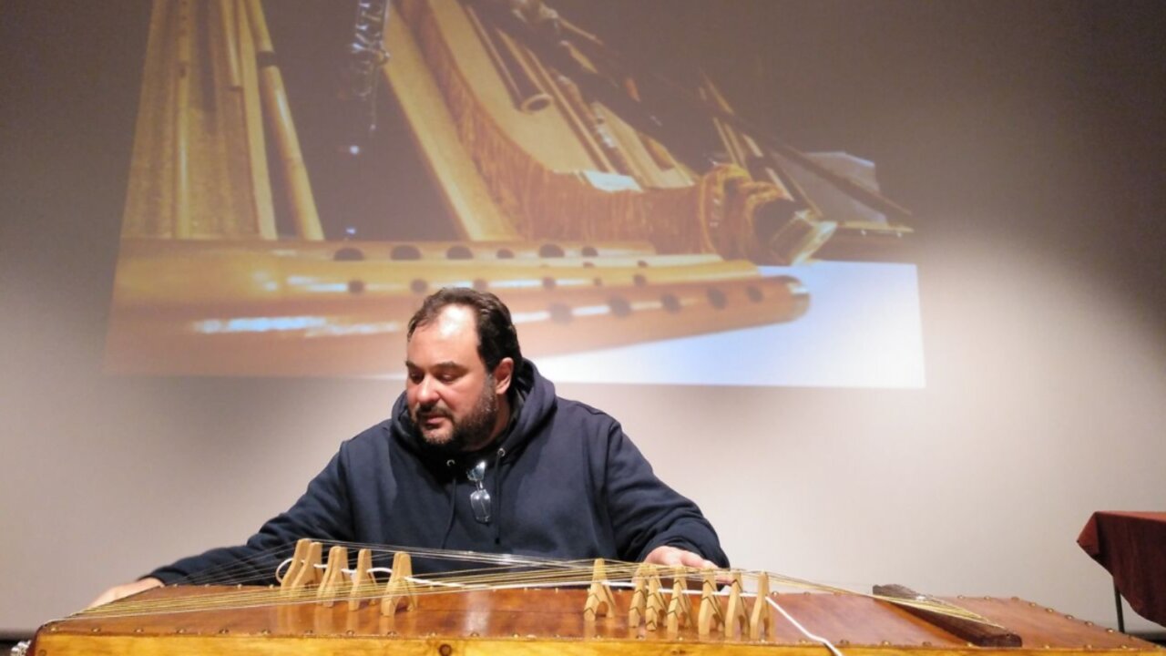 Pablo Mezzelani tocando un instrumento musical en un concierto