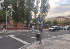 Cruce semafórico en Palencia con semáforo en ámbar y peatones esperando