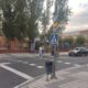 Cruce semafórico en Palencia con semáforo en ámbar y peatones esperando