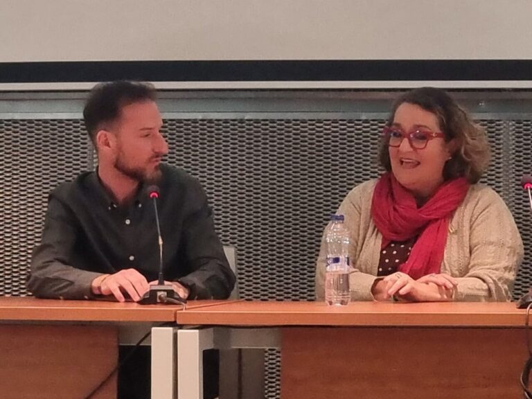 Dos ponentes discutiendo sobre turismo y gastronomía en Palencia