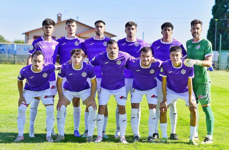 Equipo de fútbol Palencia Cristo Atlético posando en el campo