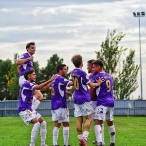 Jugadores del Palencia Cristo Atlético celebrando una victoria en el campo