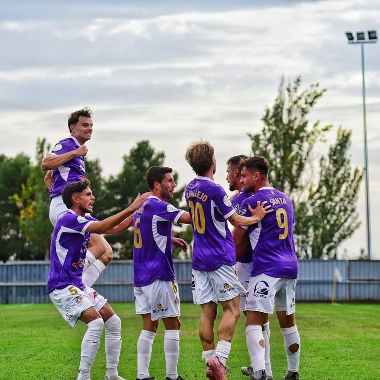 Jugadores del Palencia Cristo Atlético celebrando una victoria en el campo