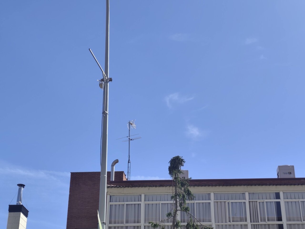 Estructuras de luces de Navidad en Palencia bajo un cielo azul