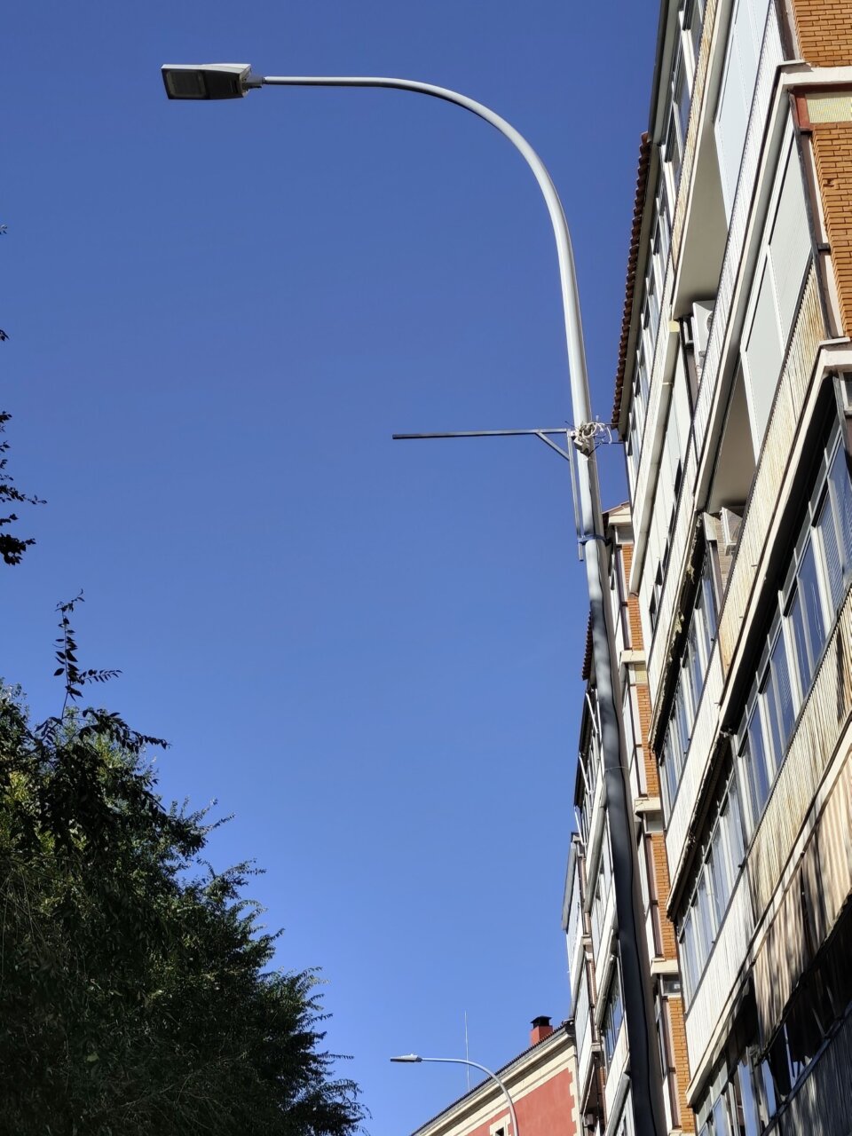 Farola en una calle de Palencia bajo un cielo azul claro