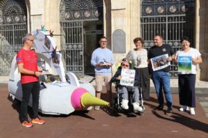Grupo de personas sosteniendo carteles de movilidad sostenible en Palencia