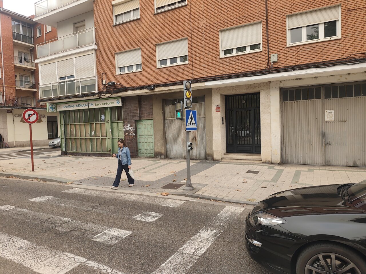 Cruce semafórico en Palencia con peatón cruzando la calle