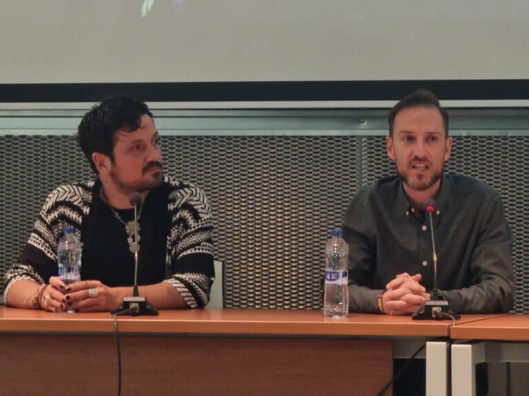 Dos ponentes discutiendo sobre turismo y gastronomía en Palencia