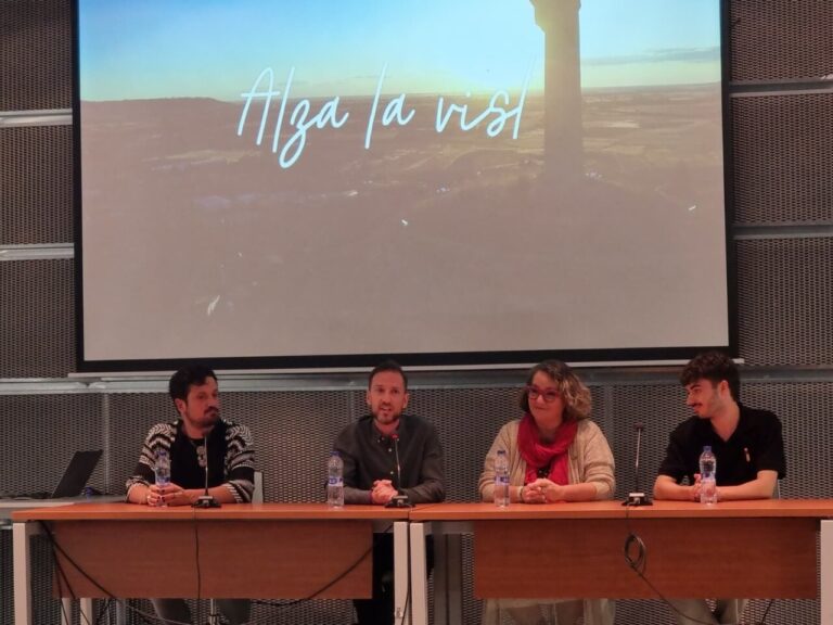 Panel de discusión sobre turismo en Palencia con cuatro ponentes.