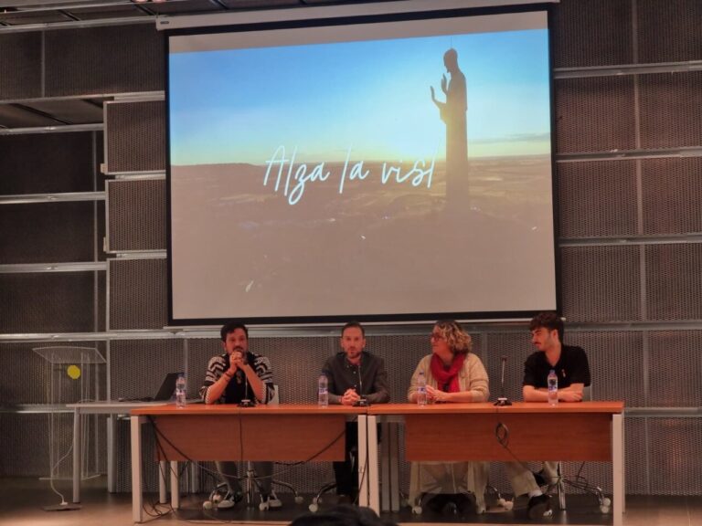 Mesa redonda sobre turismo en Palencia con ponentes discutiendo
