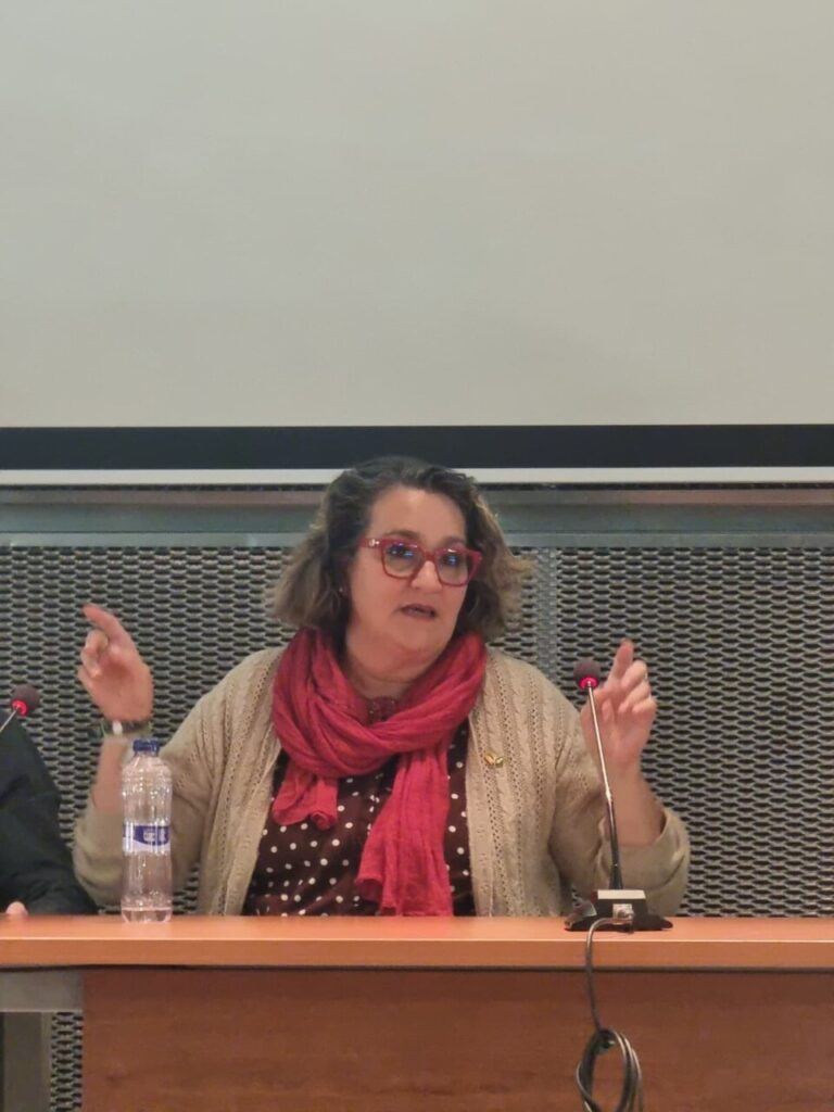 Mujer hablando en un evento sobre turismo en Palencia