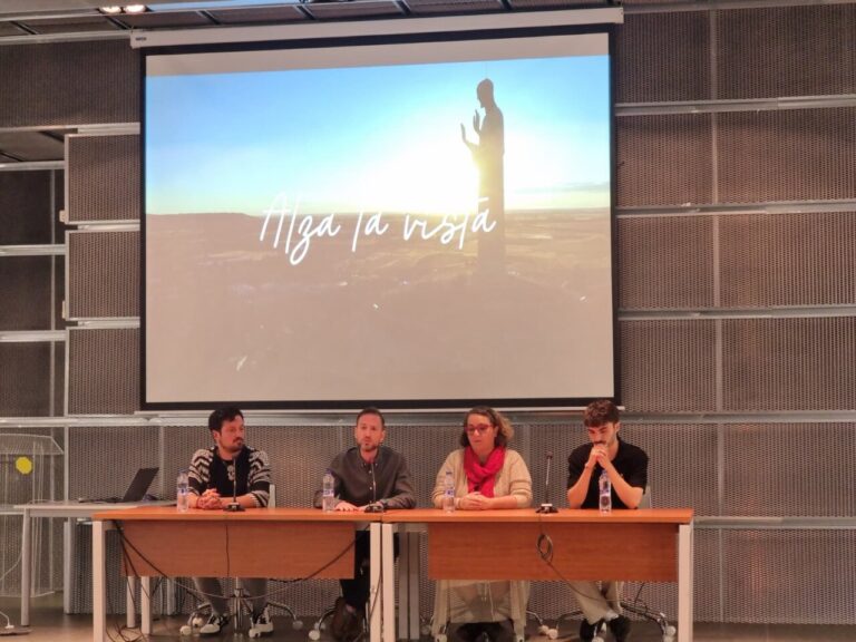 Panel de discusión sobre turismo en Palencia con varios ponentes