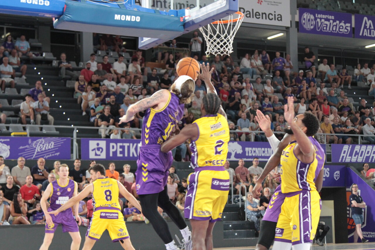 Jugadores de baloncesto en un partido entre Palencia y Valladolid