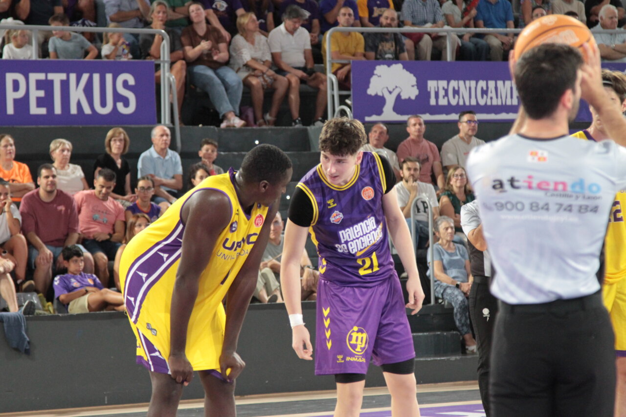 Jugadores de baloncesto en un partido entre Palencia y Valladolid