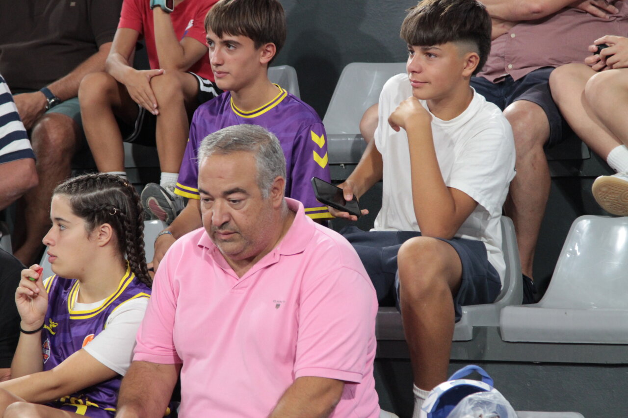 Espectadores en un partido de baloncesto entre Palencia y Valladolid