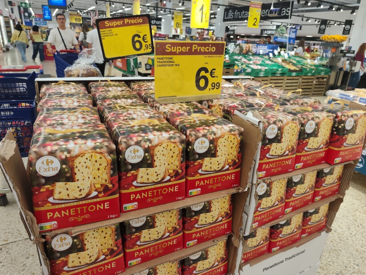 Estantes de panetones en un supermercado con precios visibles