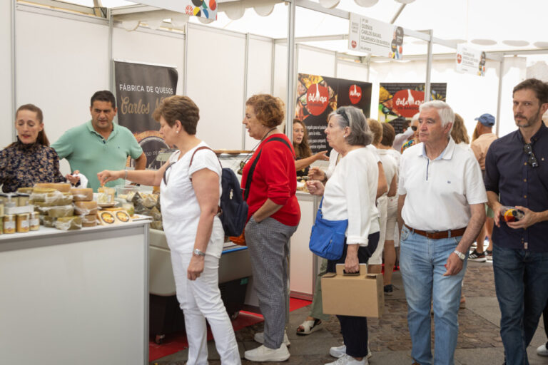 Visitantes en un evento de panadería artesanal en Fromago