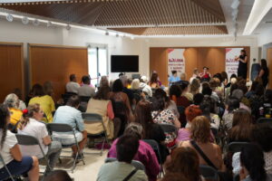 Mujeres con discapacidad participando en una mesa redonda en Villamuriel
