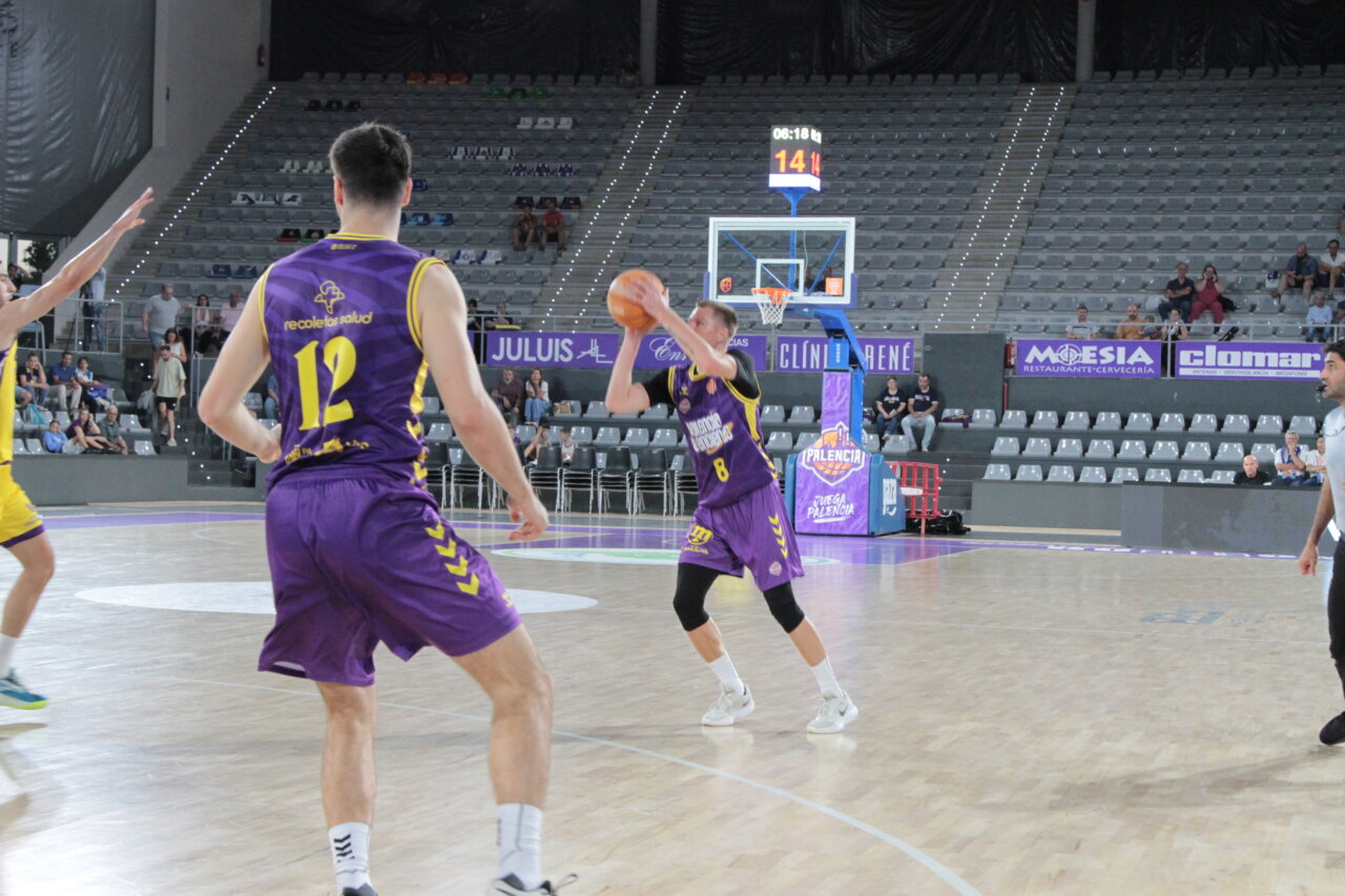 Jugadores de baloncesto en un partido entre Palencia y Valladolid