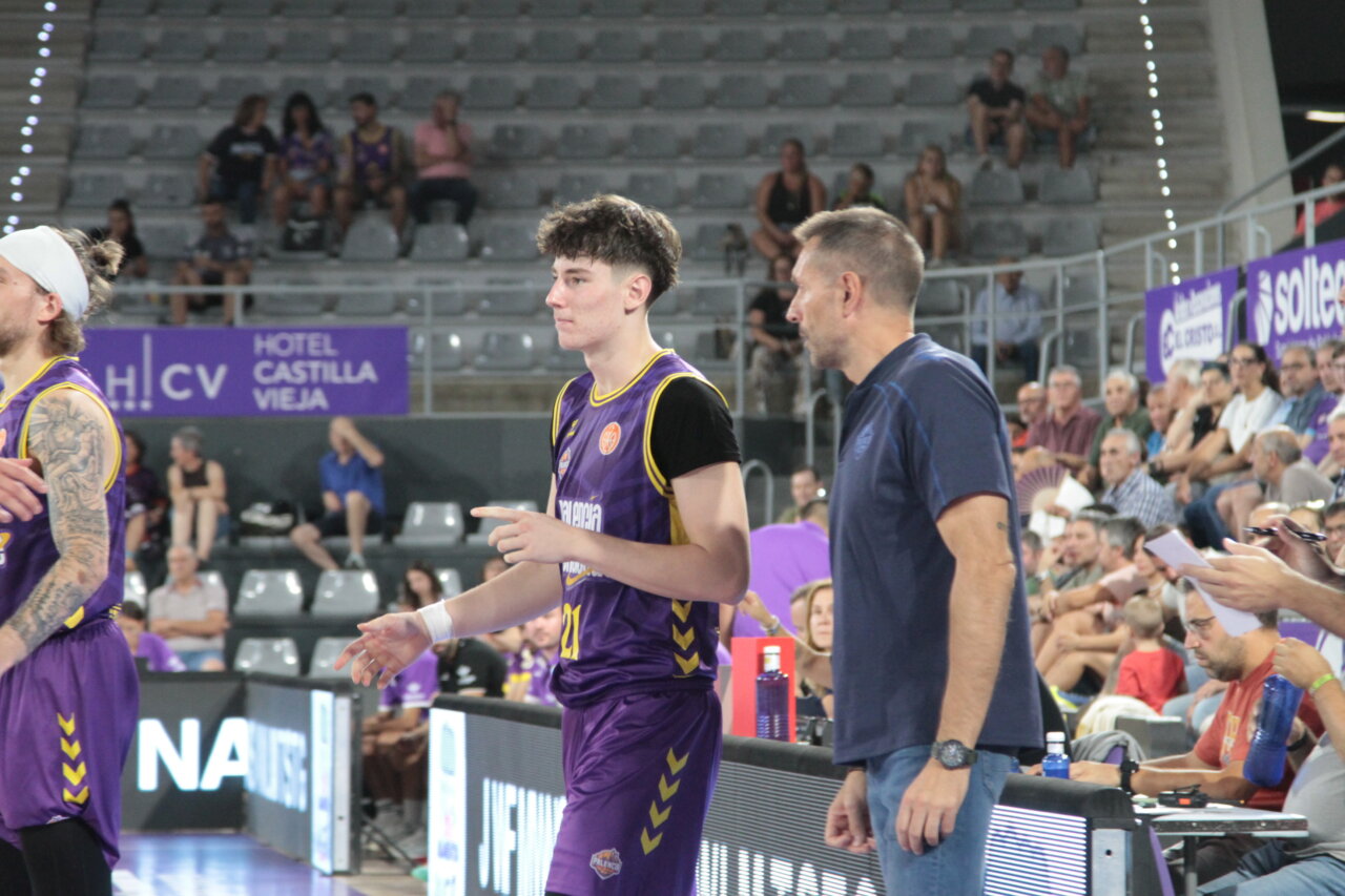 Jugadores de baloncesto en un partido entre Palencia y Valladolid