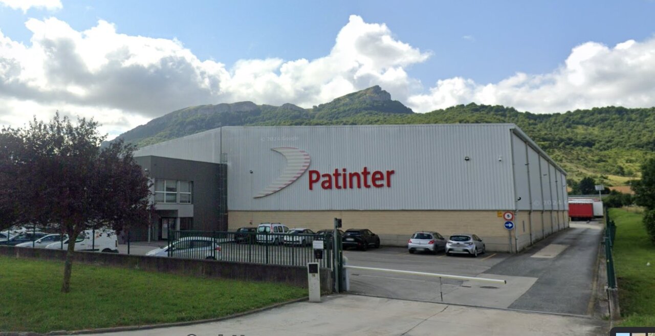 Fachada de la base logística de Patinter en San Román de San Millán